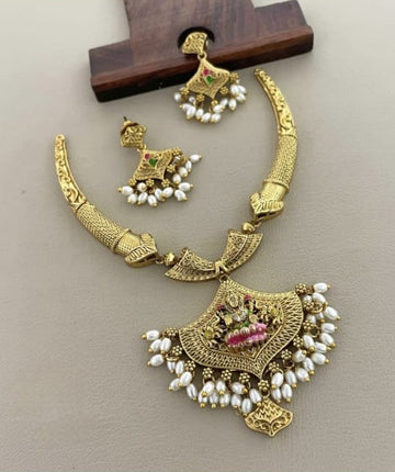 Lightweight Clustered Rice Pearl Lakshmi Jewel Set